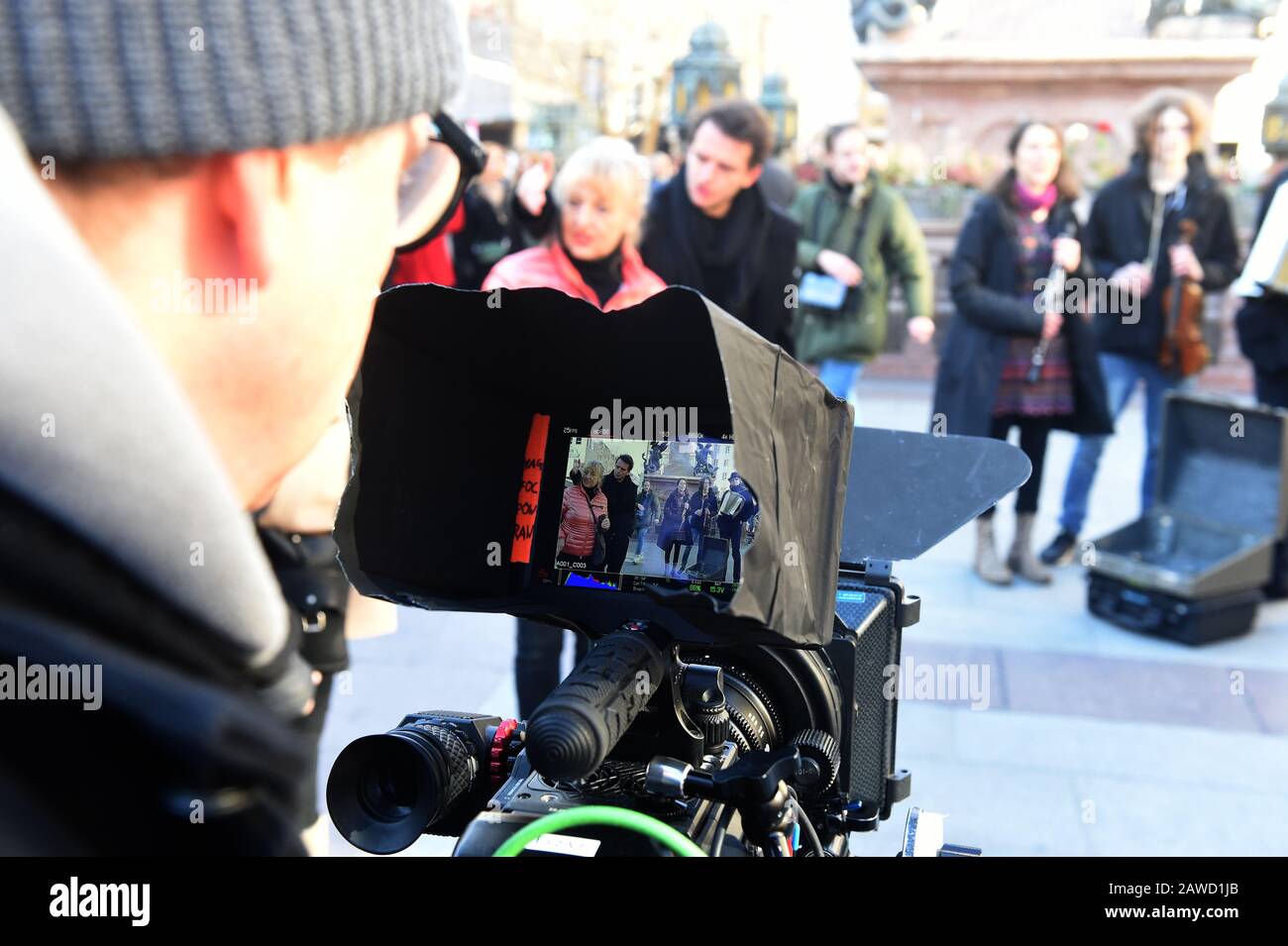 Monaco, Germania. 08th Feb, 2020. Gli attori Johanna Bittenbinder e Tommy Schwimmmer possono essere visti sul monitor della telecamera durante una ripresa a Marienplatz per l'iniziativa 'Artisti Con Cuore' per una colorata Baviera di un video musicale che reinterpreta l'inno bavarese. L'iniziativa è diventata conosciuta attraverso il virus 'mia ned' Credit: Felix Hörhager/dpa/Alamy Live News Foto Stock