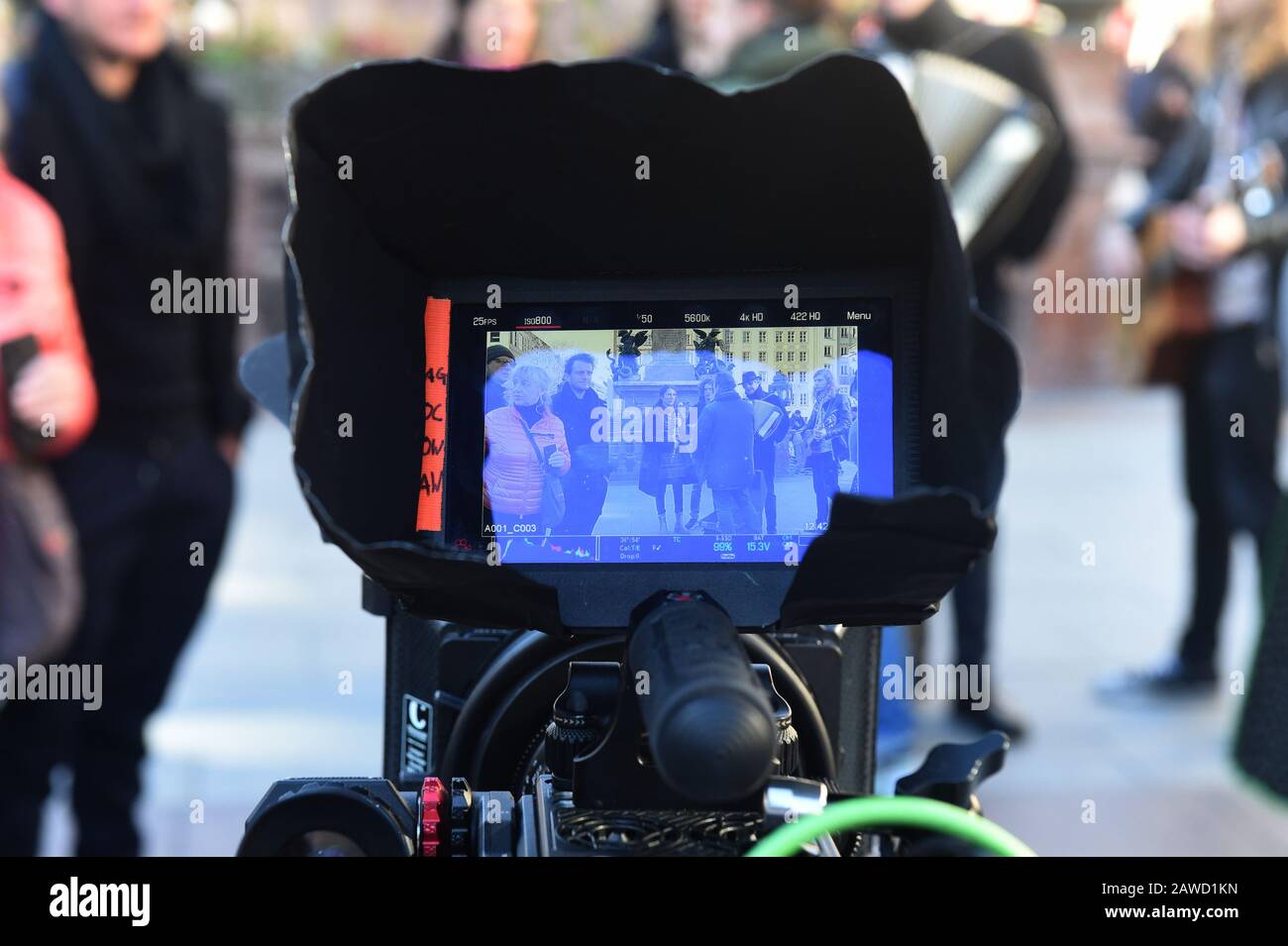 Monaco, Germania. 08th Feb, 2020. Gli attori Johanna Bittenbinder e Tommy Schwimmmer, così come i musicisti, possono essere visti sul monitor della telecamera durante una ripresa a Marienplatz per l'iniziativa 'Artisti Con Cuore' per una colorata Baviera di un video musicale che reinterpreta l'inno bavarese. L'iniziativa è diventata conosciuta attraverso il virus 'mia ned' Credit: Felix Hörhager/dpa/Alamy Live News Foto Stock