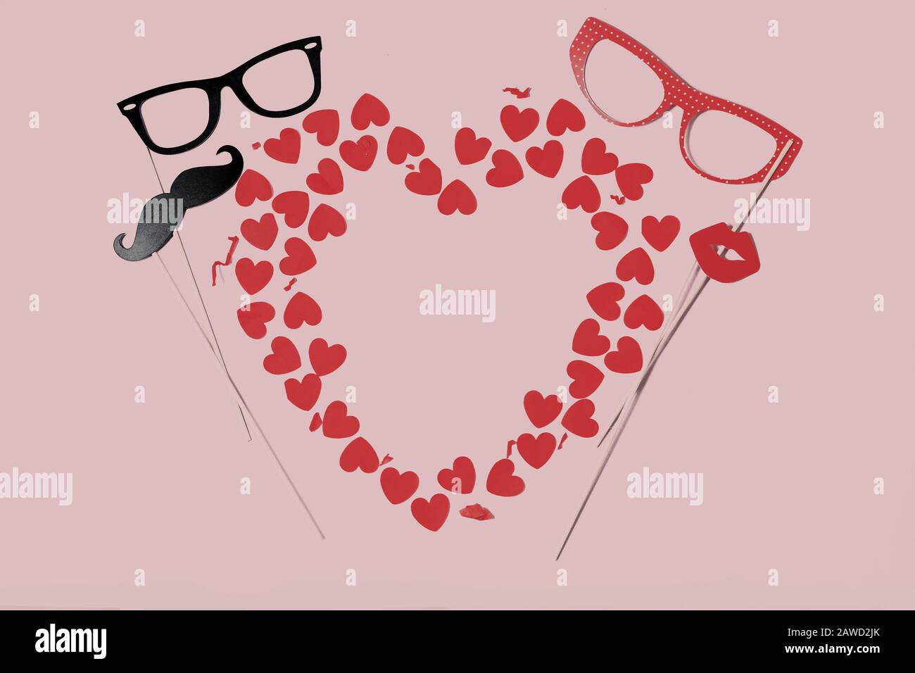 Vista dall'alto sfondo di San Valentino con divertenti stand fotografici Foto Stock