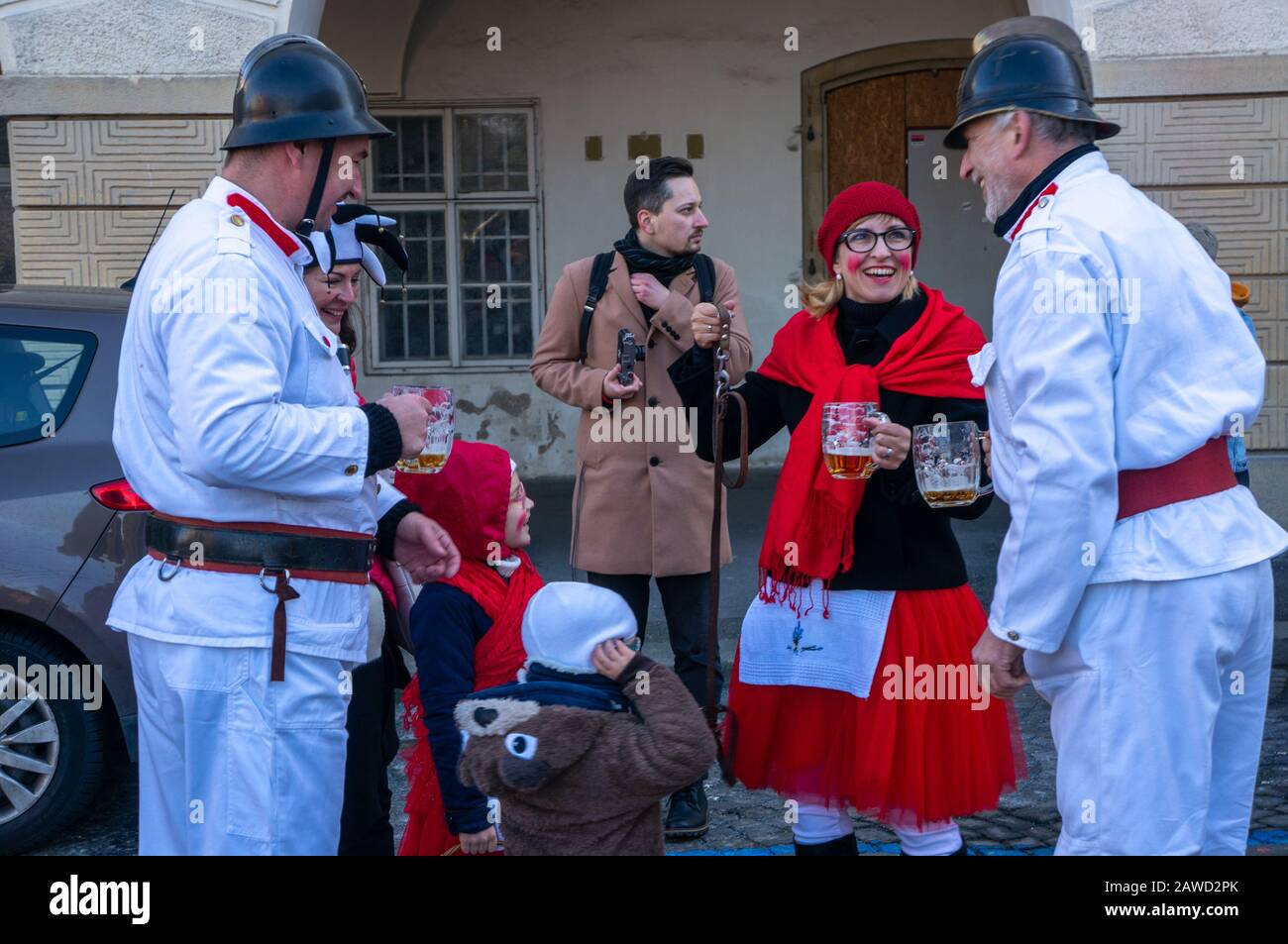 Praga, MALA STRANA, REPUBBLICA CECA – 8 FEBBRAIO 2020: Malostransky Masopust o Mardi Gras del carnevale di Praga. Vesti tradizionale evento annuale Foto Stock