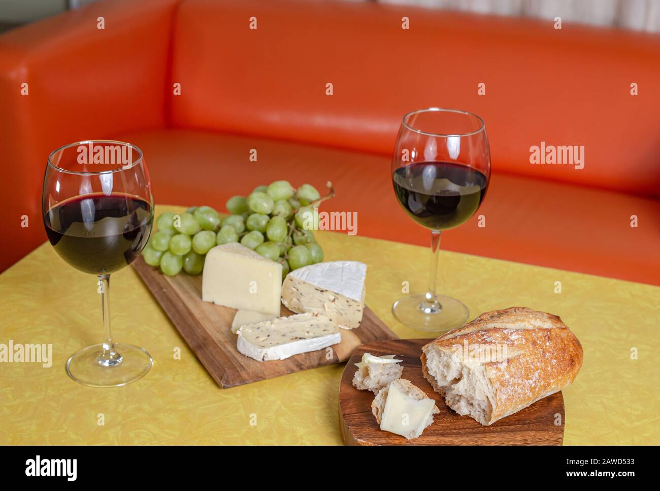 Abbinamento di vino e formaggio con sfondo giallo e arancione colorato Foto Stock