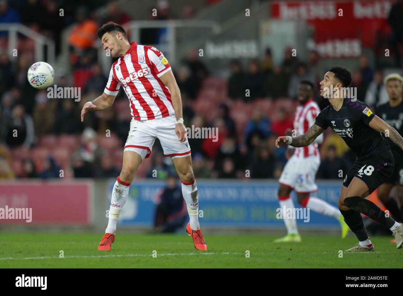 Stoke On Trent, Regno Unito. 08th Feb, 2020. Il difensore di Stoke City Danny Batth (6) si è espresso chiaramente durante la partita EFL Sky Bet Championship tra Stoke City e Charlton Athletic allo stadio bet365, Stoke-on-Trent, Inghilterra, l'8 febbraio 2020. Foto Di Jurek Biegus. Solo uso editoriale, licenza richiesta per uso commerciale. Nessun utilizzo nelle scommesse, nei giochi o nelle singole pubblicazioni di club/campionato/giocatore. Credit: Uk Sports Pics Ltd/Alamy Live News Foto Stock