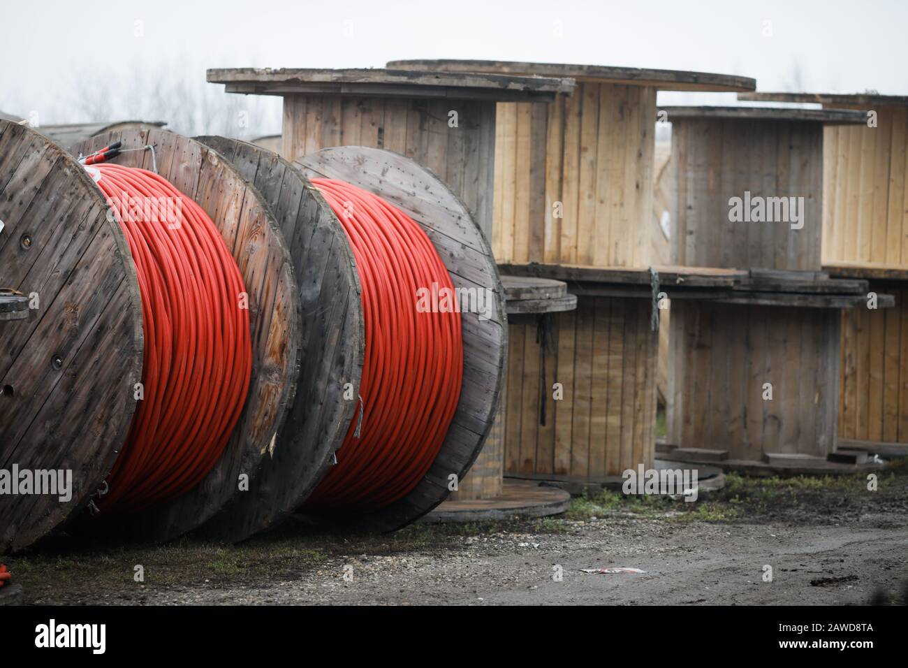 Avvolgicavo in legno all'aperto durante una giornata fredda di pioggia. Foto Stock