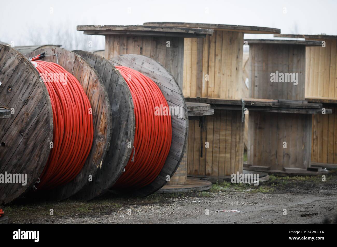 Avvolgicavo in legno all'aperto durante una giornata fredda di pioggia Foto  stock - Alamy