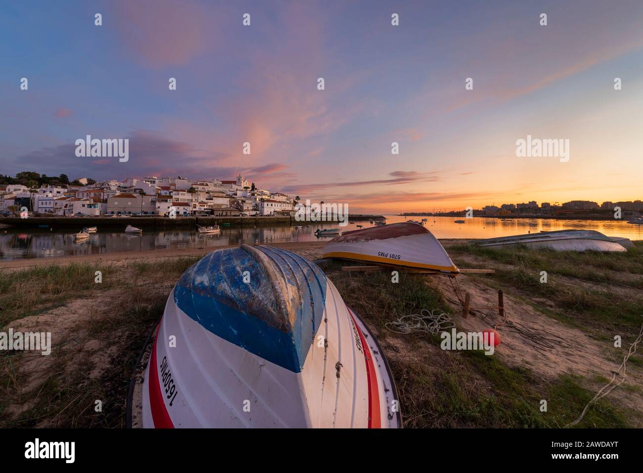 Bellissimo villaggio di pescatori di Ferragudo nella regione Algarve del Portogallo. Foto Stock