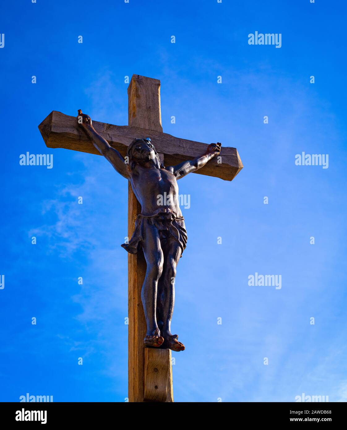 Un Classico Crusifix Contro Un Azzurro Cielo Foto Stock