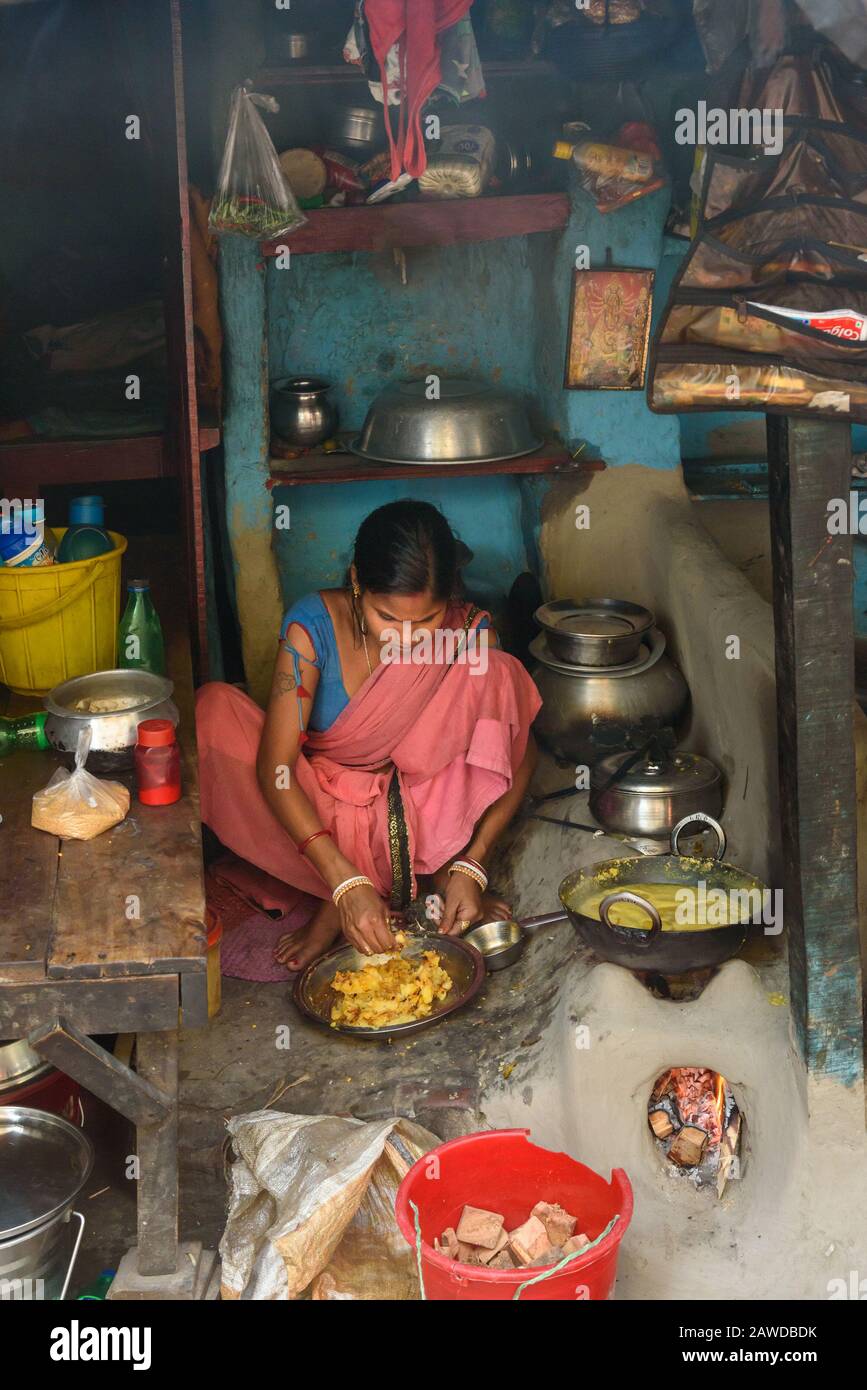 Donna indiana che prepara cibo locale in Street cafe a Kolkata. India Foto Stock
