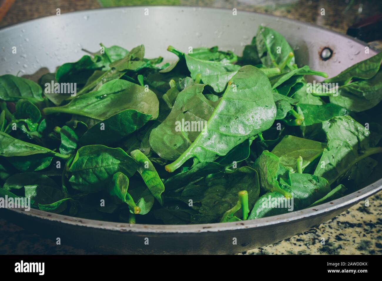 Spinaci malabari crudi freschi (Basella alba), spinaci di vite aka, e  spinaci Ceylon in un wok Foto stock - Alamy