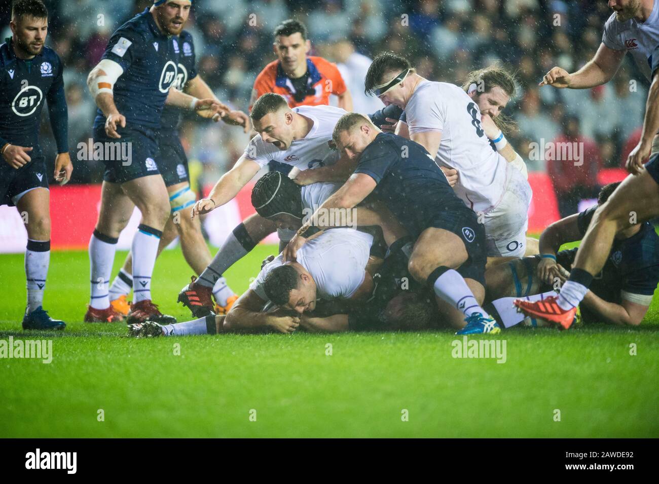 Edimburgo, Scozia, Regno Unito. 08th Feb, 2020. Edimburgo, Scozia, Regno Unito. Test Delle Sei Nazioni Guinness: Scozia Contro Inghilterra. EnglandÕs Ellis Genge si tuffa per segnare l'unica prova del gioco. Merito: Ian Rutherford/Alamy Live News Foto Stock