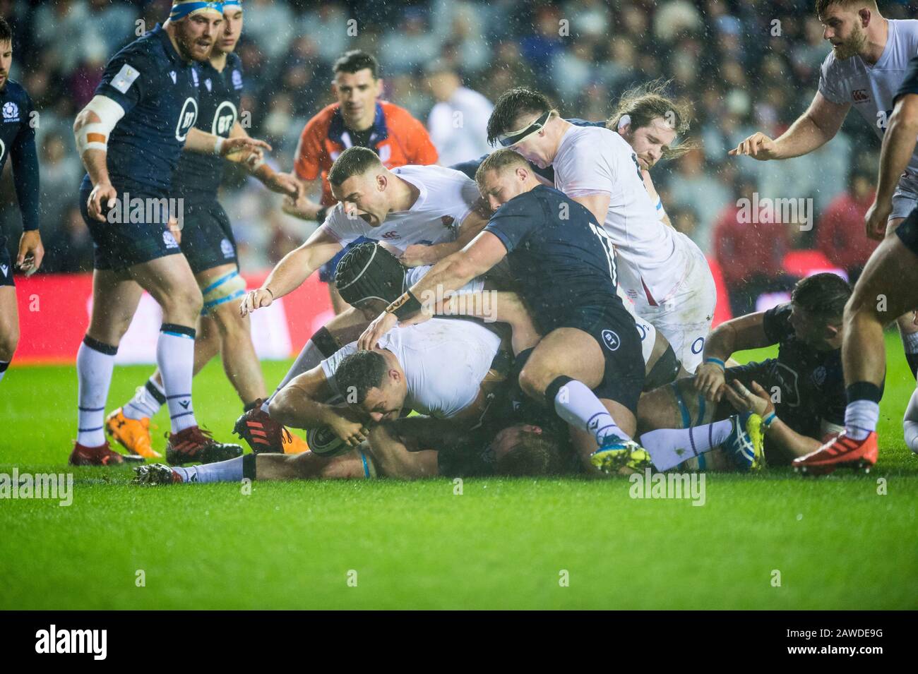 Edimburgo, Scozia, Regno Unito. 08th Feb, 2020. Edimburgo, Scozia, Regno Unito. Test Delle Sei Nazioni Guinness: Scozia Contro Inghilterra. EnglandÕs Ellis Genge si tuffa per segnare l'unica prova del gioco. Merito: Ian Rutherford/Alamy Live News Foto Stock