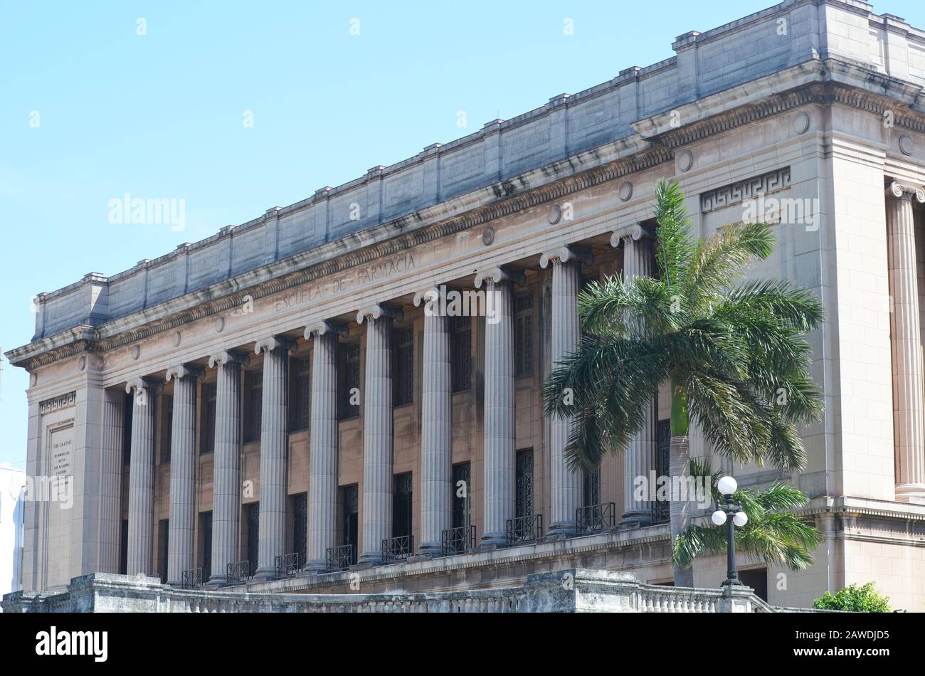 Ingresso principale al campus centrale dell'Università dell'Avana (Universidad de la Habana), fondata nel 1728 Foto Stock