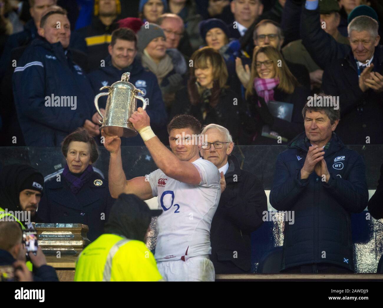 Edinburgh.Scotland, Regno Unito. 8th Feb, 2020. Edimburgo, Scozia, Regno Unito. Test Delle Sei Nazioni Guinness: Scozia Contro Inghilterra. HRH La Principessa reale guarda su come il capitano dell'Inghilterra Owen Farrell tenere in mano la tazza di Calcutta. Merito: Ian Rutherford/Alamy Live News. Foto Stock