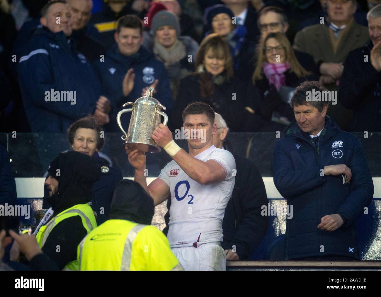 Edinburgh.Scotland, Regno Unito. 8th Feb, 2020. Edimburgo, Scozia, Regno Unito. Test Delle Sei Nazioni Guinness: Scozia Contro Inghilterra. HRH La Principessa reale guarda su come il capitano dell'Inghilterra Owen Farrell tenere in mano la tazza di Calcutta. Merito: Ian Rutherford/Alamy Live News. Foto Stock