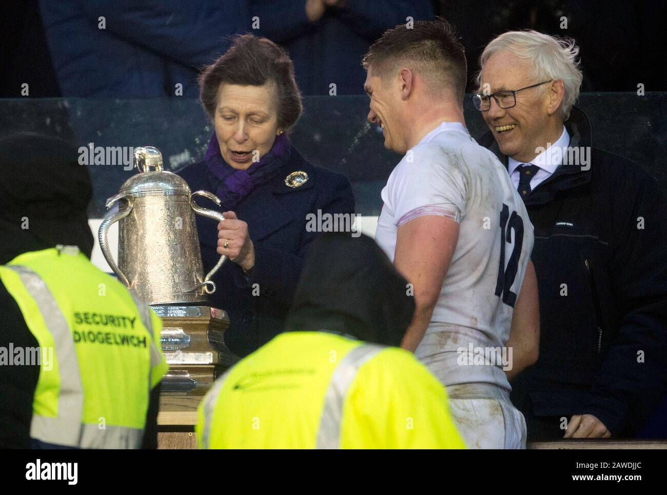 Edinburgh.Scotland, Regno Unito. 8th Feb, 2020. Edimburgo, Scozia, Regno Unito. Test Delle Sei Nazioni Guinness: Scozia Contro Inghilterra. HRH La Principessa reale presenta la coppa di Calcutta al capitano dell'Inghilterra Owen Farrell. Merito: Ian Rutherford/Alamy Live News. Foto Stock