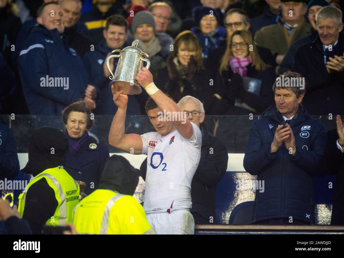 Edinburgh.Scotland, Regno Unito. 8th Feb, 2020. Edimburgo, Scozia, Regno Unito. Test Delle Sei Nazioni Guinness: Scozia Contro Inghilterra. HRH La Principessa reale guarda su come il capitano dell'Inghilterra Owen Farrell tenere in mano la tazza di Calcutta. Merito: Ian Rutherford/Alamy Live News. Foto Stock