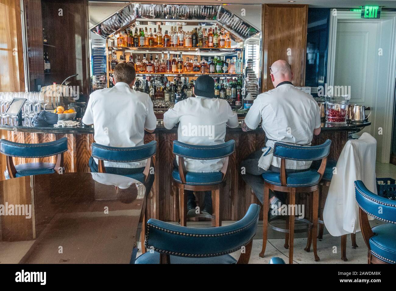 I ristoratori che mangiano il pranzo durante la pausa al ristorante Caroso's nel Rosewood Miramar Beach Resort hotel a Montecito, California. Foto Stock