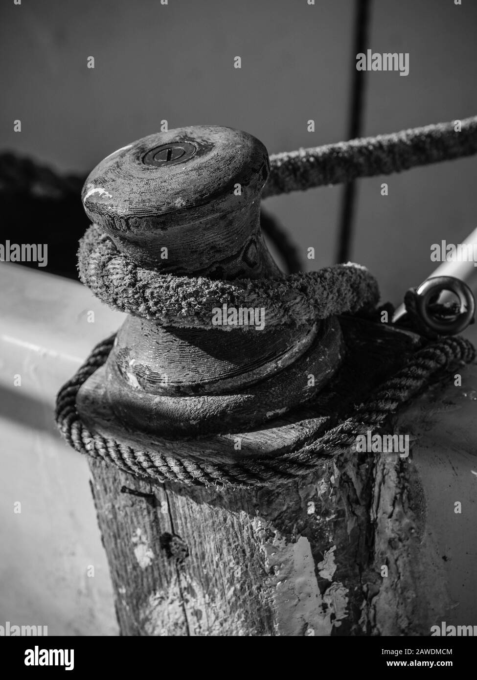Corda avvolta intorno ad un palo di legno su una piccola barca. Foto Stock