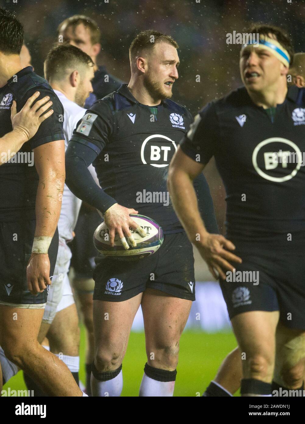 Edinburgh.Scotland, Regno Unito. 8th Feb, 2020. Edimburgo, Scozia, Regno Unito. Test Delle Sei Nazioni Guinness: Scozia Contro Inghilterra. Il capitano scozzese Stuart Hogg attende che il TMO decida dopo che EnglandÕs Owen Farrell si era toccato, ma la prova è stata inpermessa. Merito: Ian Rutherford/Alamy Live News. Foto Stock