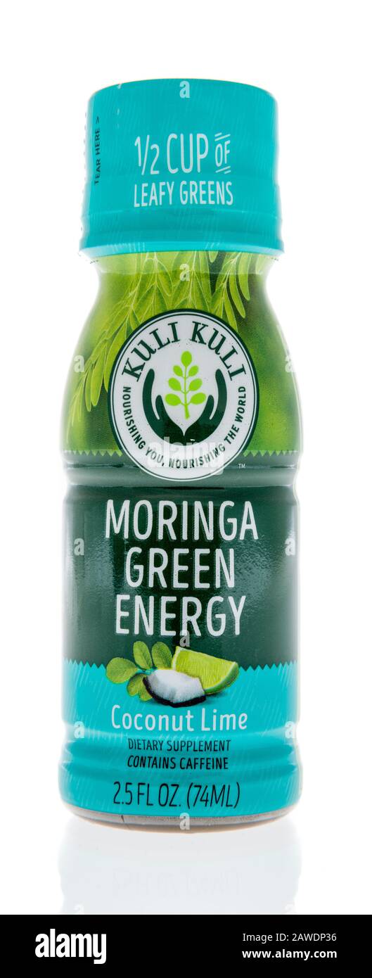 Winneconne, WI - 1 febbraio 2020 : una bottiglia di Kuli Kuli moringa bevanda energetica verde su uno sfondo isolato Foto Stock
