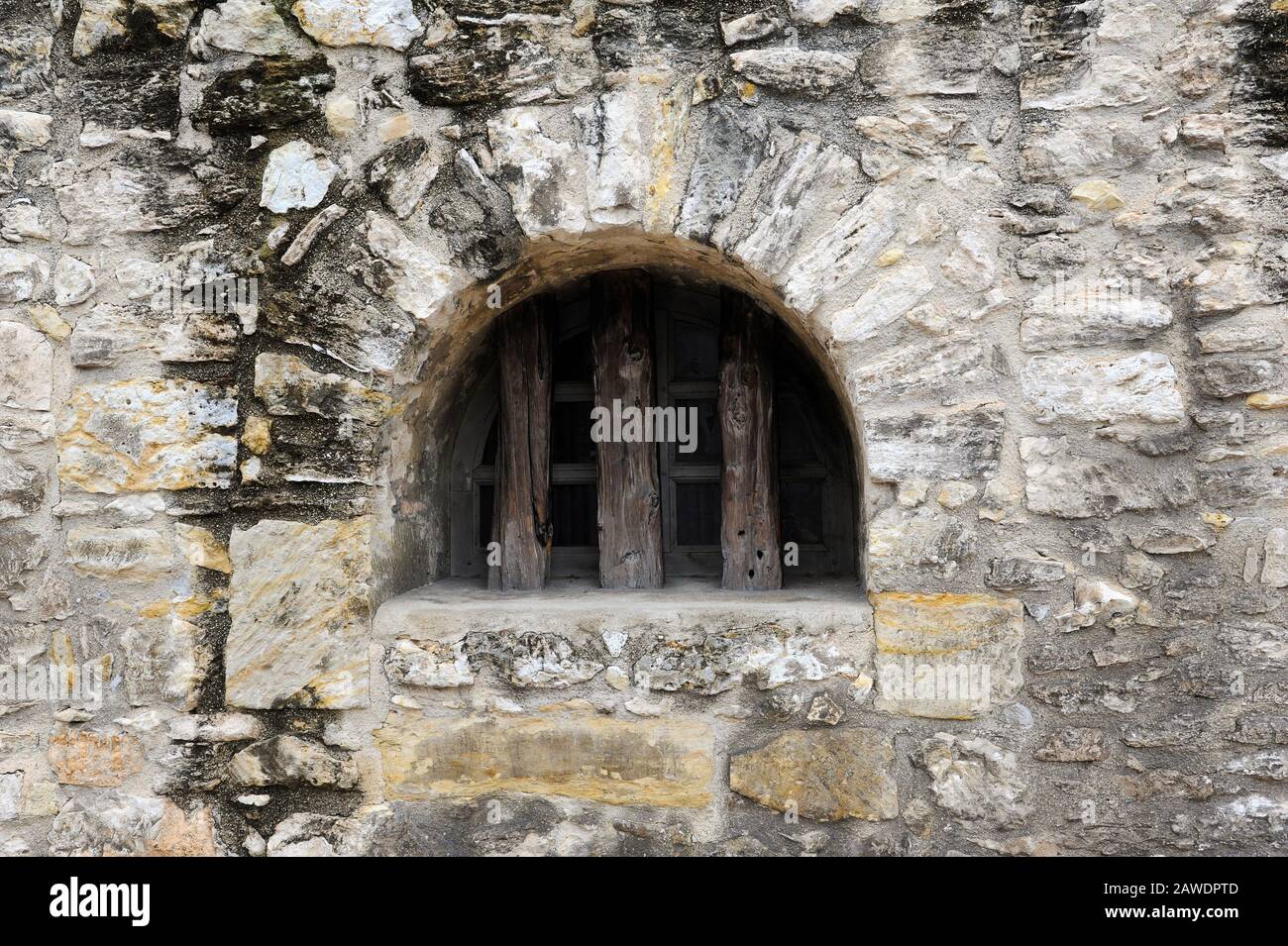 Una finestra fortificata nella storica Alamo Wall di San Antonio, Texas Foto Stock