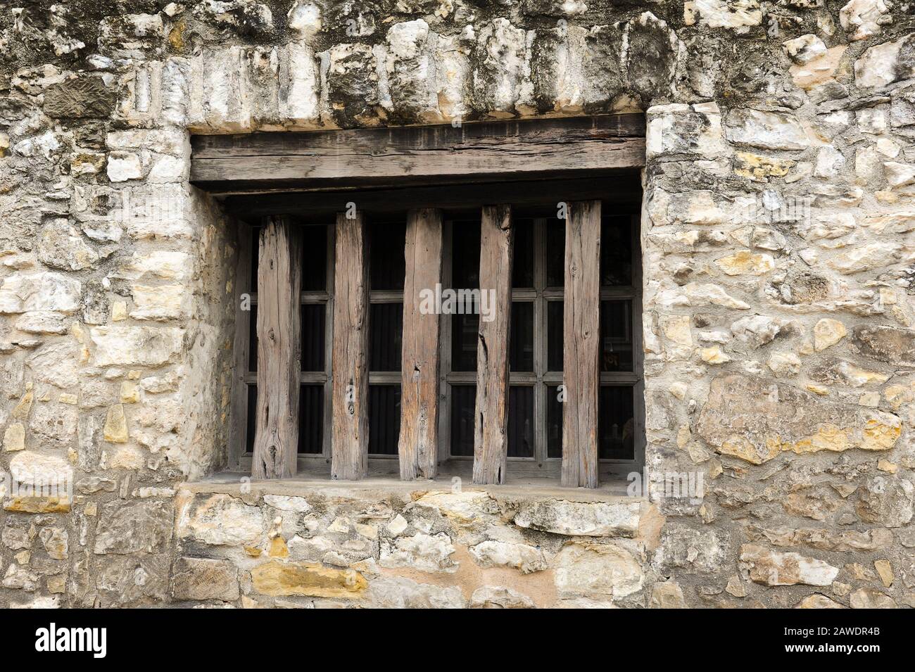 Una finestra fortificata nella storica Alamo Wall di San Antonio, Texas Foto Stock