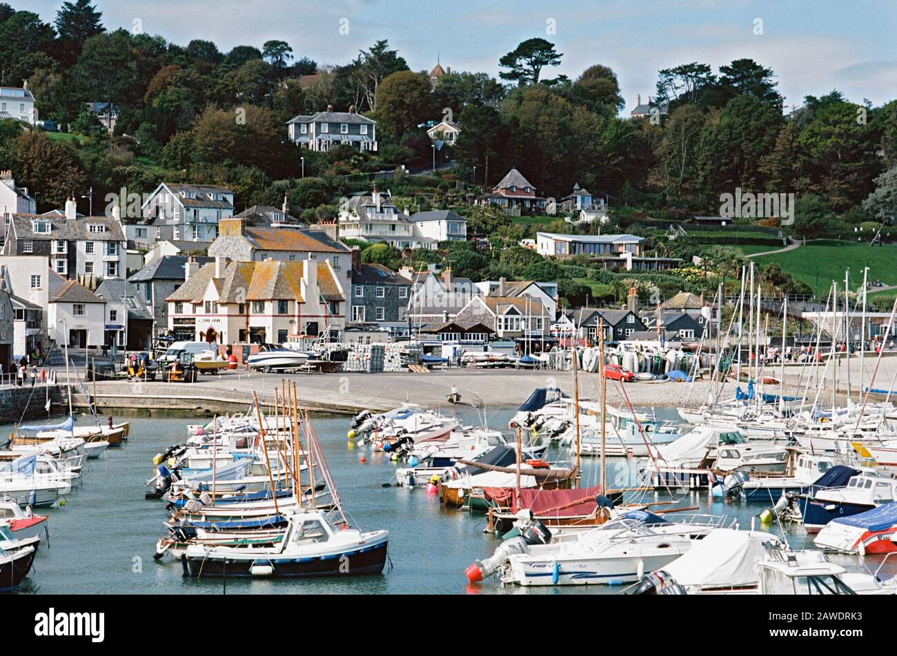 Il porto di Lyme Regis sulla costa Dorset, nella parte occidentale dell'Inghilterra, con le barche, guardando verso la città Foto Stock