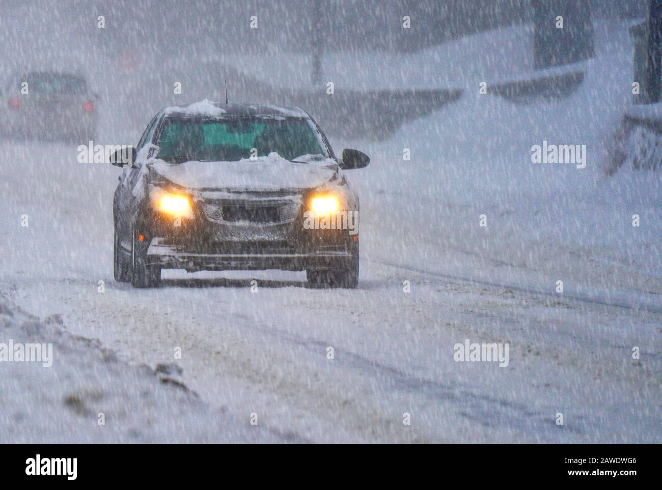 Montreal, Quebec, Canada, 7 febbraio 2020.Auto su strada innevata a Montreal, Quebec, Canada.Credit:Mario Beauregard/Alamy News Foto Stock