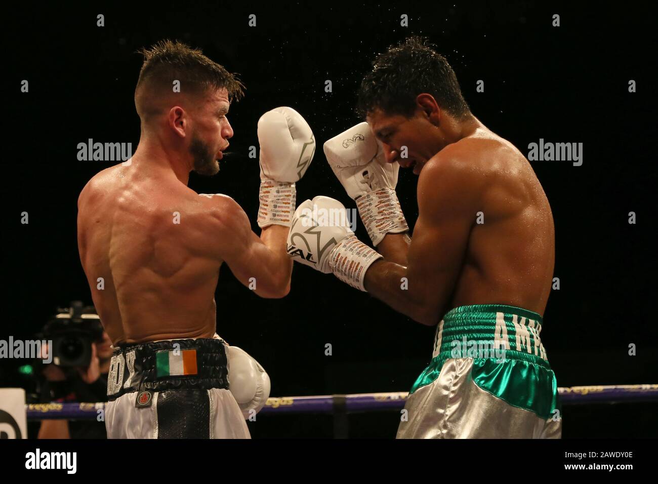 Martin J Ward (a sinistra) combatte Gesù Amparan nel concorso Super-Featherweight presso la FlyDSA Arena di Sheffield. Foto Stock