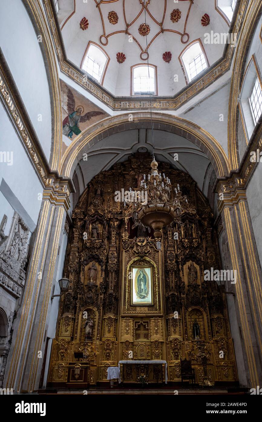 Interno del Convento di San Francisco che mostra subsidenza e collasso che porta ad un'inclinazione e ad una magra molto grande, Madero Street, Città del Messico Foto Stock