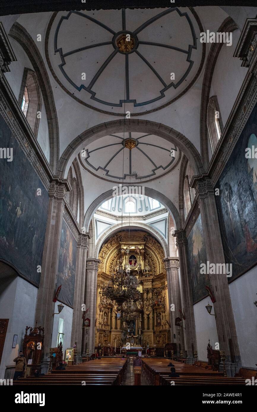 Interno del Convento di San Francisco che mostra subsidenza e collasso che porta ad un'inclinazione e ad una magra molto grande, Madero Street, Città del Messico Foto Stock