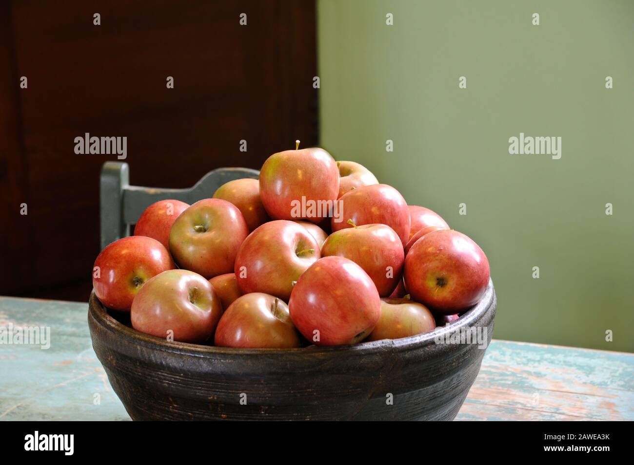 Ciotola di mele sulla tavola In Luce naturale Del Sole Foto Stock