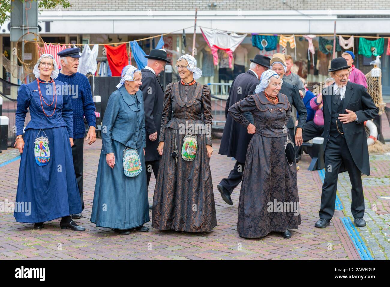 Persone con abbigliamento tradizionale e bretelle alla fiera locale olandese Foto Stock