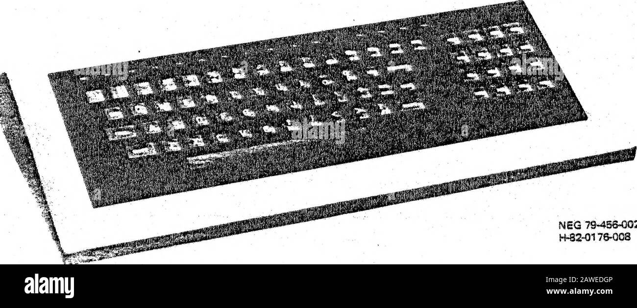 SandersAssociates :: graphic8 :: H-82-0176 Vistagraphic 3000 Graphic 8 Series 8000 Manuale Di Funzionamento e manutenzione Feb1983 . Peso 26,8 cm (10,5 pollici) 13,0 pollici (48,2 cm) comprese le flange di montaggio 40,6 cm (14,25 pollici) 25 kg (55 libbre) incluse le schede del circuito SCHEDE altezza larghezza altezza 31,4 cm (12,375 pollici) 19,7 cm (7,75 pollici) LVPS E PANNELLO DI CONTROLLO altezza larghezza Profondità Peso 22,25 cm (19,0 pollici) 48,2 cm (8,72 pollici) comprese le flange di montaggio da 5,25 pollici (13,35 cm) . 9,9 kg (20 libbre), 1,4 DISPOSITIVI DI INPUT massimo DESCRIZIONE FISICA UNA varietà di dispositivi di input sono disponibili per l'uso Foto Stock