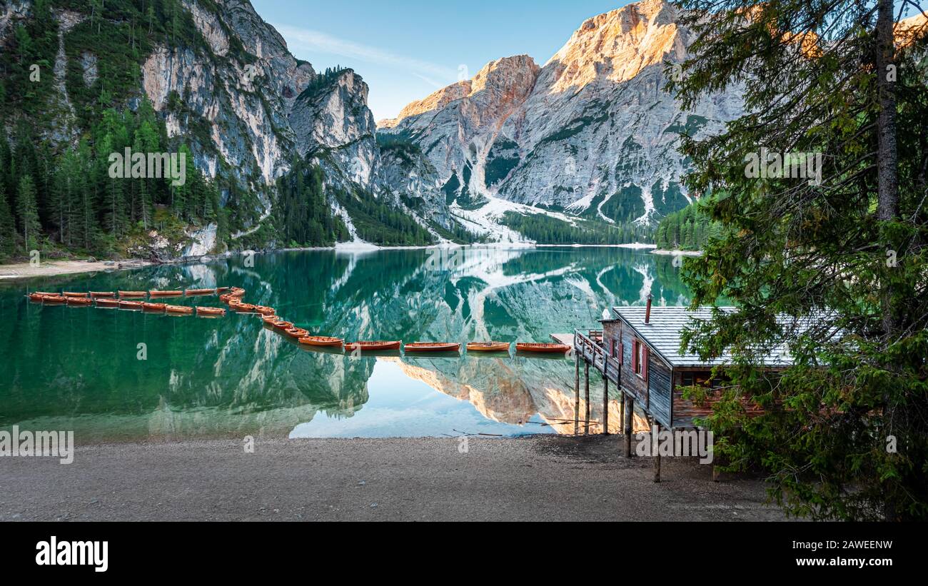 Vecchia capanna e Lago di Braies nelle Dolomiti, Italia Foto Stock