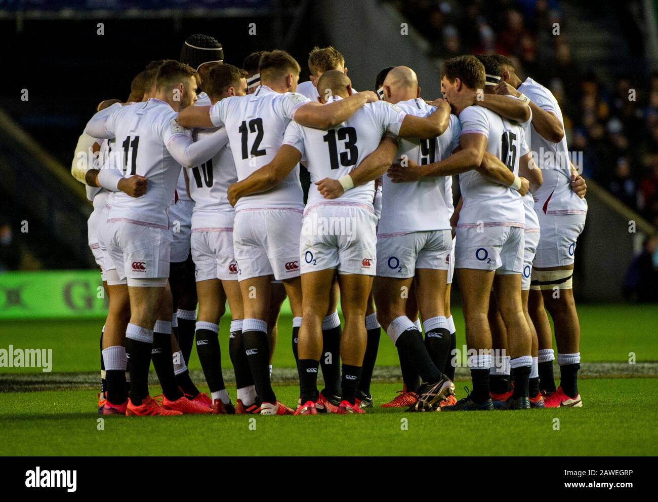 Edimburgo, Regno Unito. 08th Feb, 2020. Rugby Union - Murrayfield Stadium, Edinburgh, Scotland, UK Pic Mostre: L'Inghilterra va in un huddle prima del calcio d'inizio, mentre la Scozia ospita l'Inghilterra nel 2020 6 Nations Championship al Murrayfield Stadium, Edimburgo, il 8th febbraio 2020. ( Credito: Ian Jacobs/Alamy Live News Foto Stock