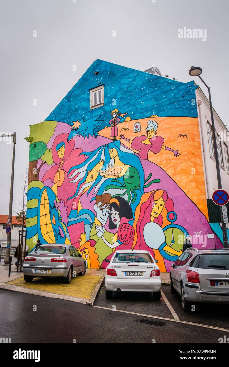 un dipinto all'aperto lato arte murale di un muro di un edificio a lisbona portogallo Foto Stock
