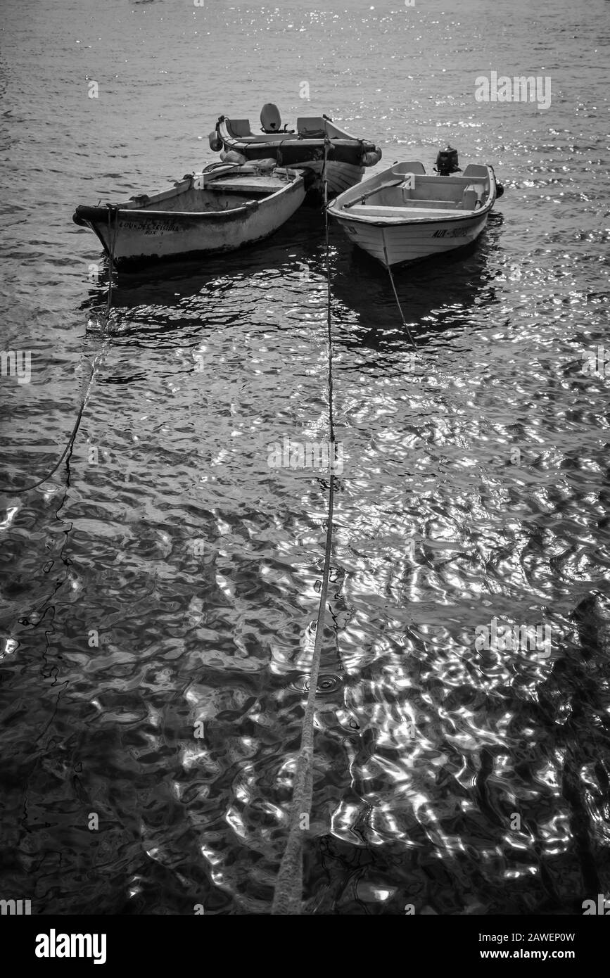 Barche legate al molo in una giornata di sole Foto Stock