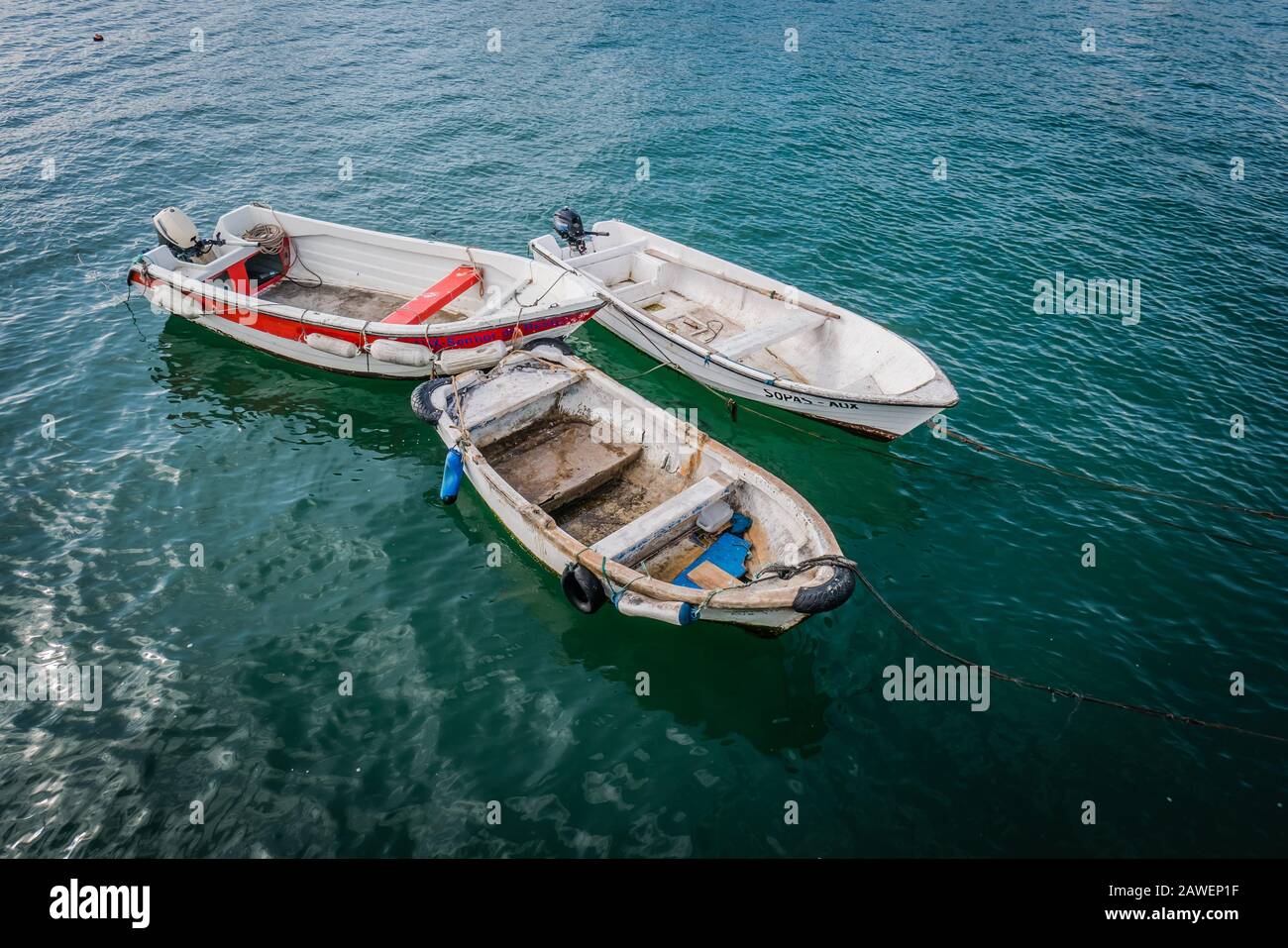 Barche legate al molo in una giornata di sole Foto Stock