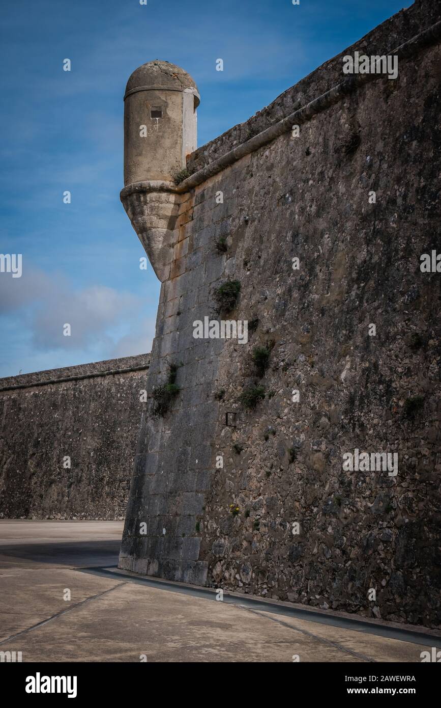 Fortezza Nossa Senhora da Luz de Cascais è un ex forte fortemente fortificato e ora un centro artigianale di lusso. Foto Stock