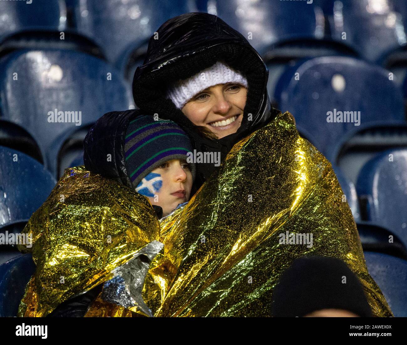 Edimburgo, Regno Unito. 08th Feb, 2020. Rugby Union - Murrayfield Stadium, Edinburgh, Scotland, UK Pic Mostre: I fan della Scozia si proteggono dagli elementi di uno stadio freddo e ventoso mentre la Scozia ospita l'Inghilterra nel 2020 6 Nations Championship al Murrayfield Stadium, Edimburgo, il 8th febbraio 2020. ( Credito: Ian Jacobs/Alamy Live News Foto Stock