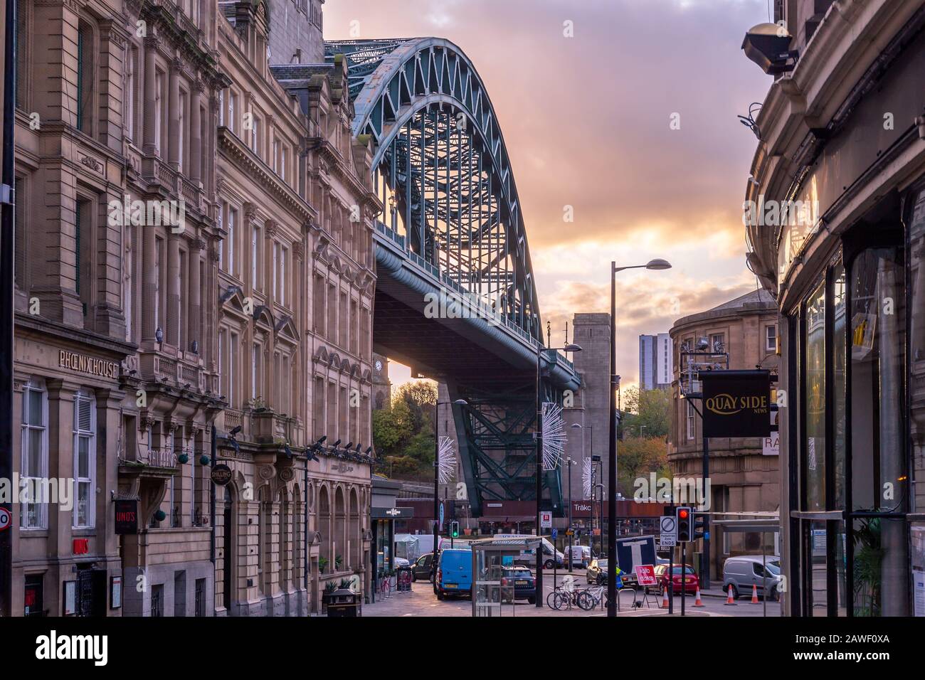 Classica architettura georgiana della città di Grainger, Newcastle upon Tyne, con il famoso ponte Tyne sullo sfondo Foto Stock