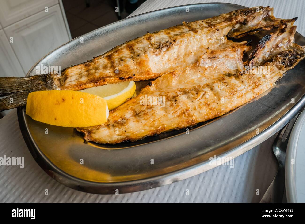 pesce di basso alla griglia, piatto tradizionale portoghese Foto stock -  Alamy