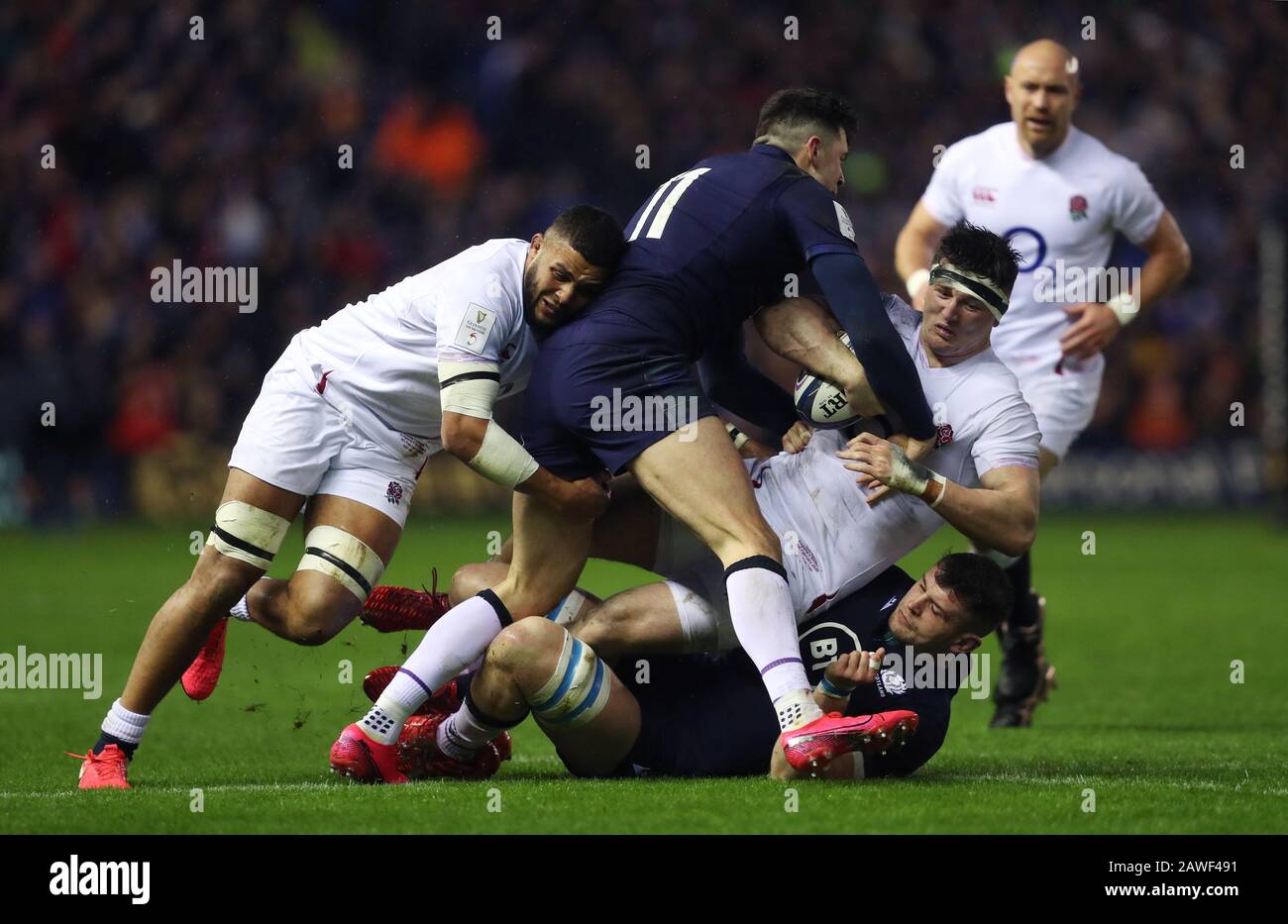 Blair Kinhorn e Magnus Bradbury della Scozia affrontano Tom Curry dell'Inghilterra durante la partita dei Guinness Six Nations al BT Murrayfield Stadium di Edimburgo. Foto Stock