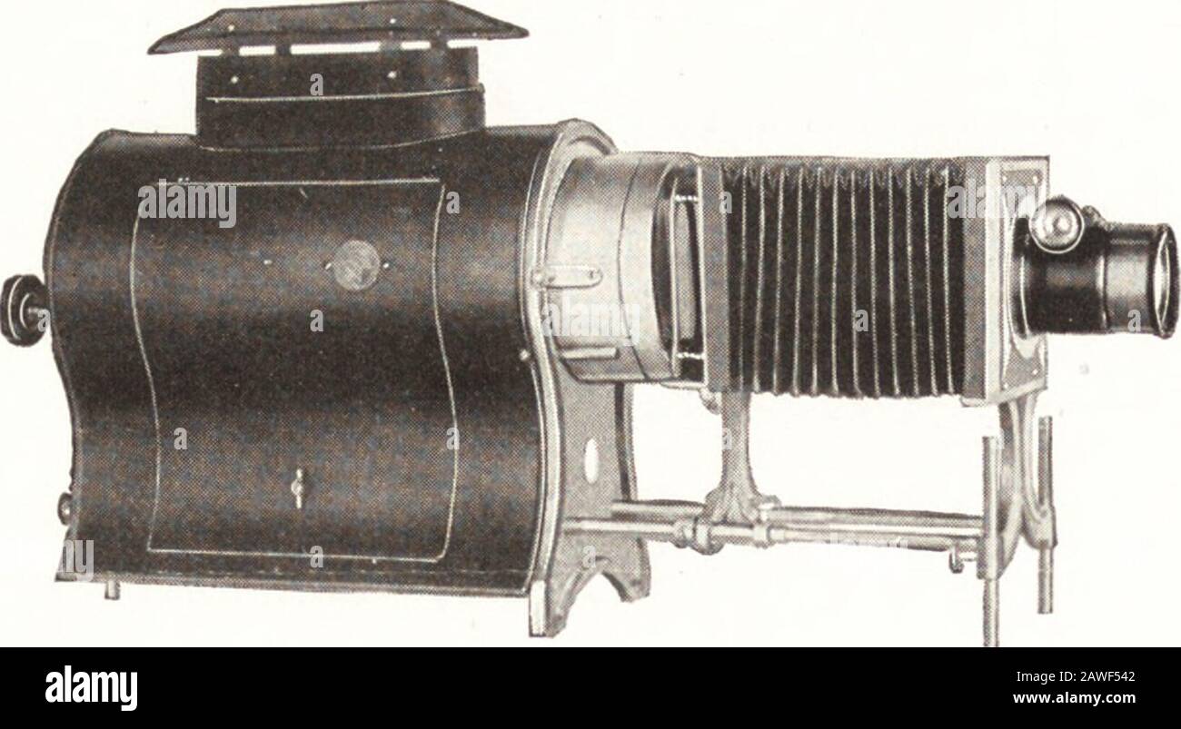 Catalogo di stereopticon, macchine per immagini di movimento, apparecchi di proiezione : prodotto e importato dalla McIntosh Stereopticon Company . g itat diverse distanze dallo schermo. Con il bruciatore ad incandescenza o acetilene, non si richiama alcuna attenzione dopo l'avvio e la regolazione della lanterna, tranne che per cambiare le slitte.Con la lampada ad arco, ovviamente, è necessario alimentare i thecarbons di volta in volta man mano che vengono consumati, ma questo è molto semplice e facilmente realizzabile. Il Triumph Sciopticon è costruito thruout del materiale veryBest. È costruito con cura, scientificamente andopticall Foto Stock