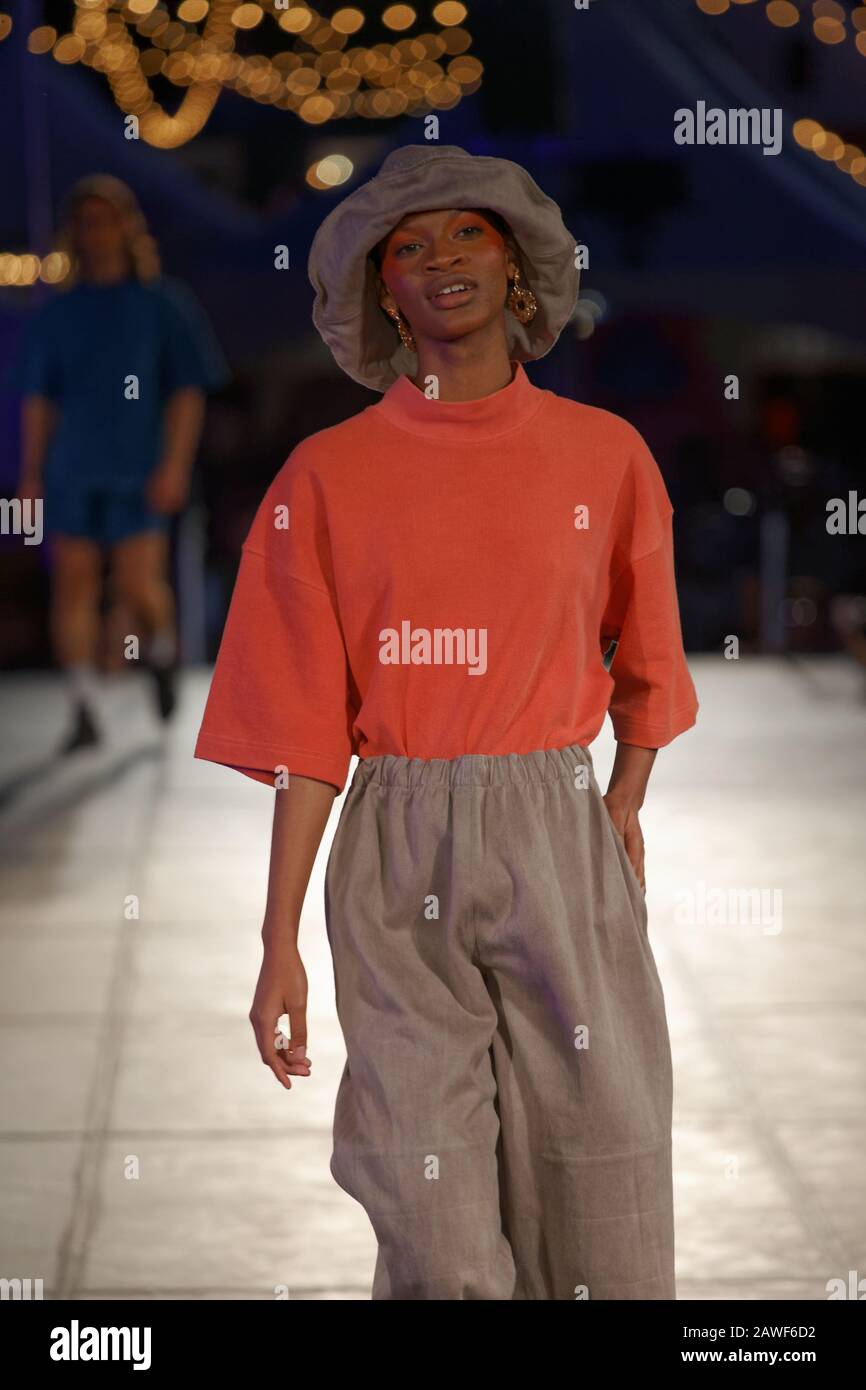 Quebec, Canada. Un modello cammina sulla pista alla sfilata di moda Ancora Una Volta tenutasi durante il Fashion and Design Festival di Montreal Foto Stock