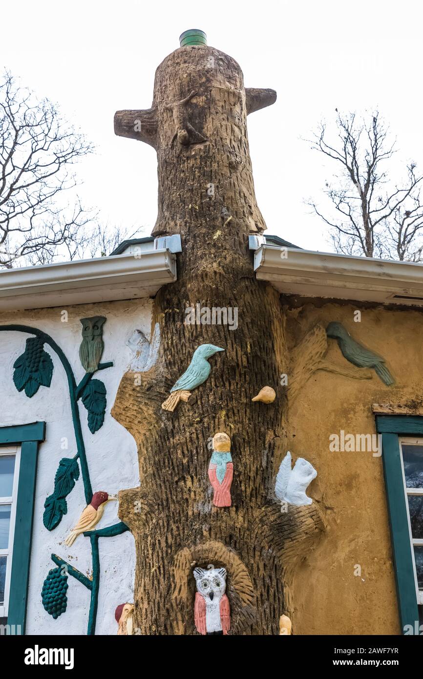 Ed Galloway's Totem Pole Park, pieno di totem d'arte folk con un motivo indiano americano, lungo la Route 66 vicino a Foyil, Oklahoma, Stati Uniti [No Property releas Foto Stock