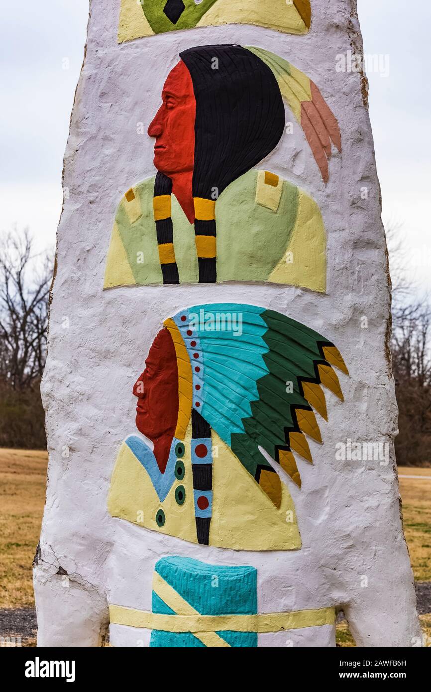 Ed Galloway's Totem Pole Park, pieno di totem d'arte folk con un motivo indiano americano, lungo la Route 66 vicino a Foyil, Oklahoma, Stati Uniti [No Property releas Foto Stock