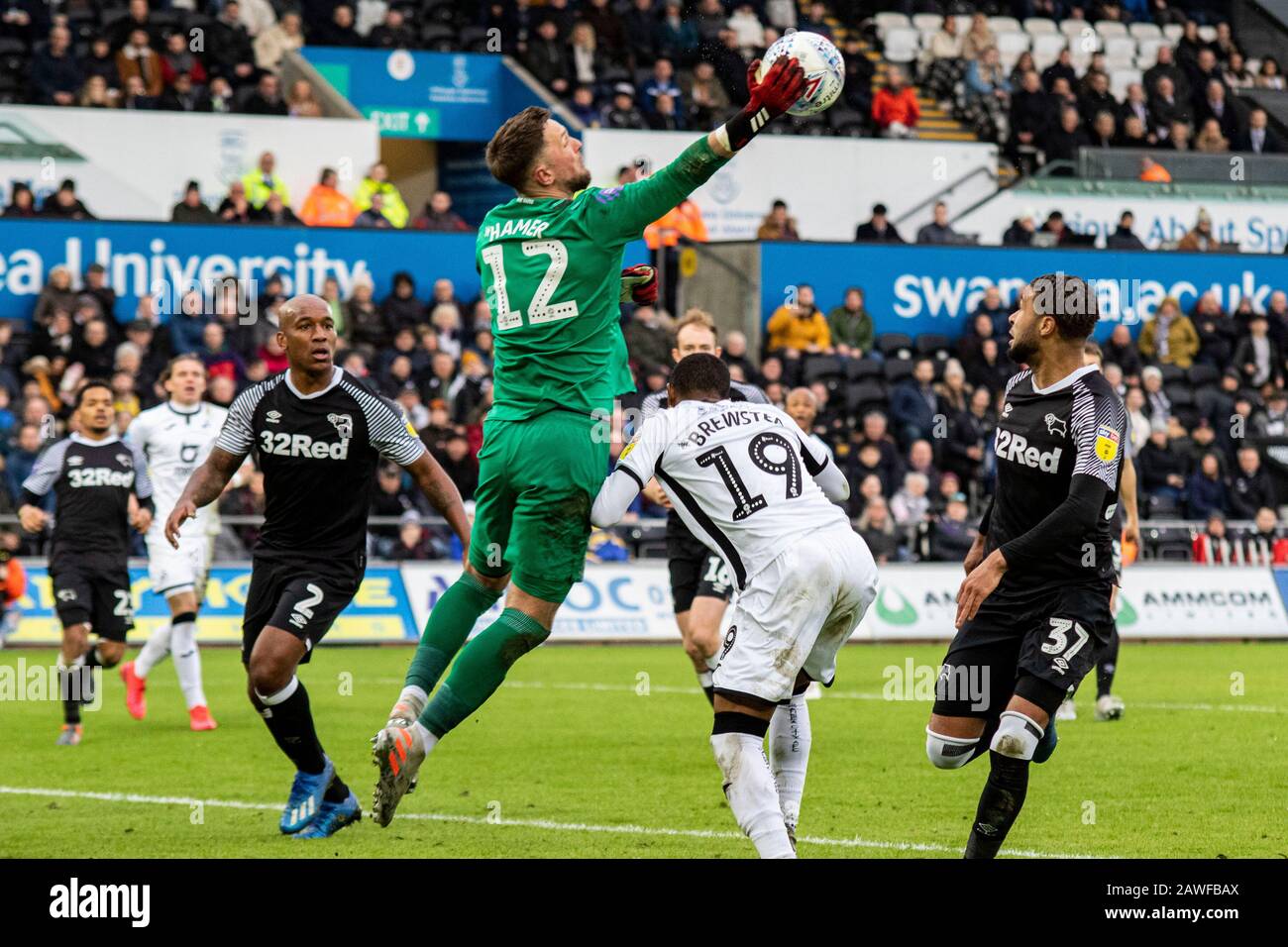 Swansea, Regno Unito. 08th Feb, 2020. Derby County ben Hamer sparsa la palla che porta al secondo gol di Swansea City segnato da Kyle Naughton. EFL Skybet Championship match, Swansea City contro Derby County al Liberty Stadium di Swansea, Galles del Sud sabato 8th febbraio 2020. Questa immagine può essere utilizzata solo per scopi editoriali. Solo uso editoriale, licenza richiesta per uso commerciale. Nessun utilizzo nelle scommesse, nei giochi o nelle singole pubblicazioni club/campionato/giocatore. PIC by Lewis Mitchell/Andrew Orchard sports photography/Alamy Live News Credit: Andrew Orchard sports photography/Alamy Live News Foto Stock