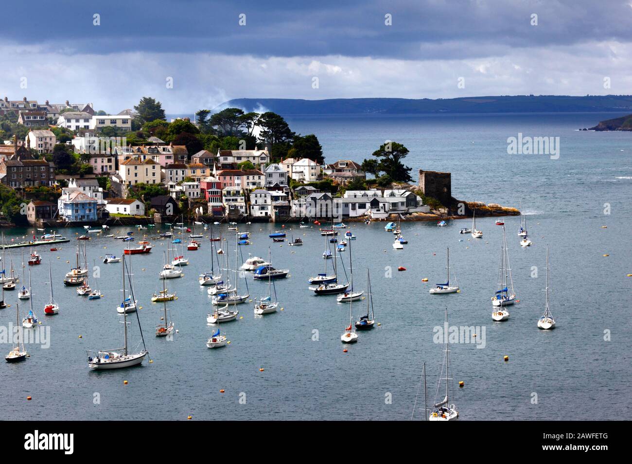Vista sull'estuario del fiume e del fiume Polruan, castello Polruan a R del villaggio a punta, Dodland Point all'orizzonte, Cornovaglia , Inghilterra Foto Stock