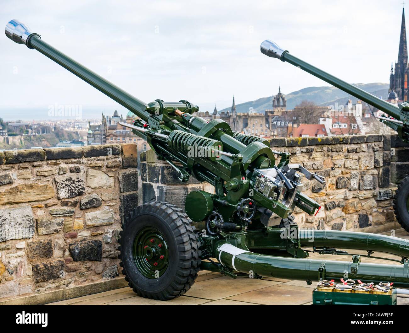 Armi da campo di artiglieria leggera L118 che si affacciano sul centro della città, sul Mills Mount, sul Castello di Edimburgo, Scozia, Regno Unito Foto Stock
